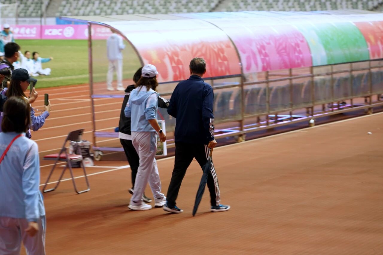 Восточный спорт: Перед матчем за третье место у Сюй Гэнбао поднялась температура 39 градусов. После игры он оглянулся на поле, когда покинул поле с зонтиком.