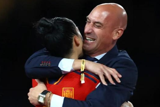 Бывший президент Федерации футбола Испании рассказывает об инциденте с поцелуем: Я не буду извиняться, кто-то намеренно напал на меня