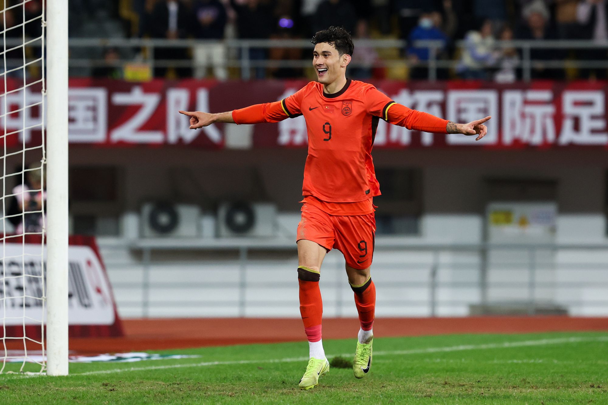 Полное выступление Байхэ Ламу: получил результативную передачу от Лю Хаофаня, чтобы выйти из тупика, а затем забил пяткой, завершив двойной щелчок.