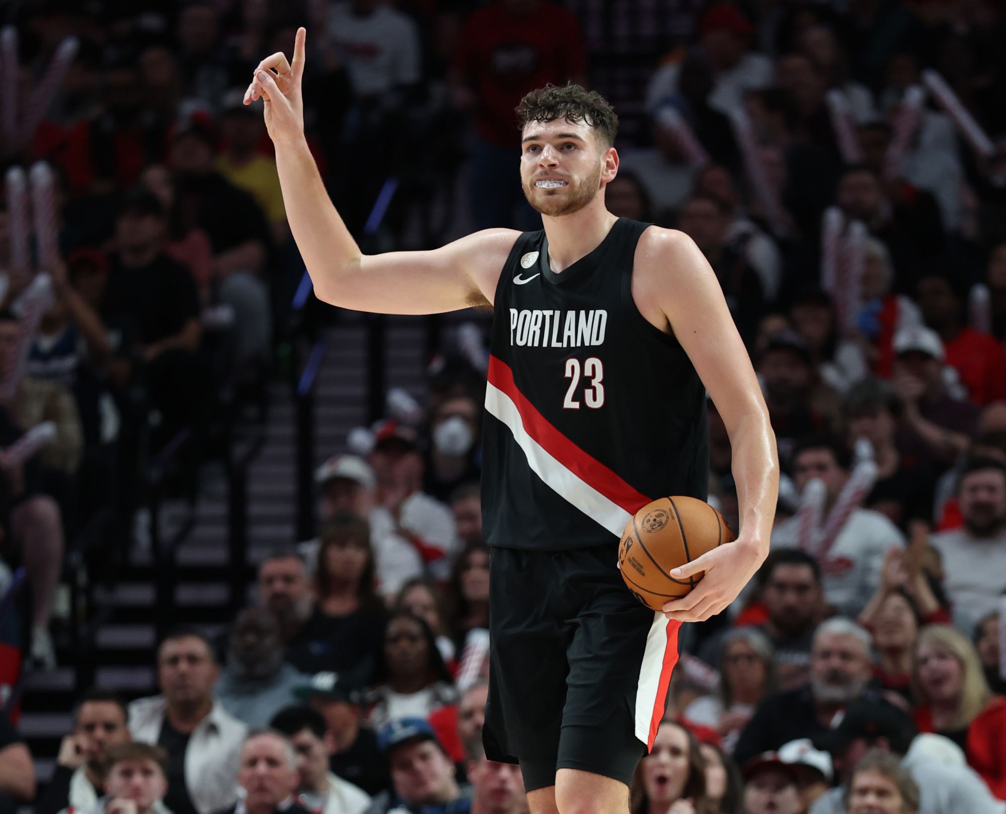 Рейтинг сокращения количества защитников в этом сезоне: №1 в Клингенской лиге, Эйтон – шестое.